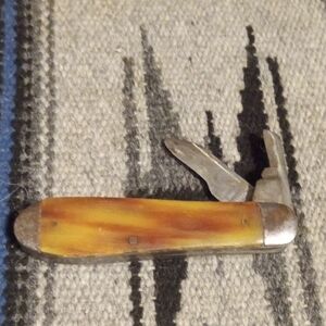 Classic Men's Folding Grooming Knife in Amber-Tone Handle